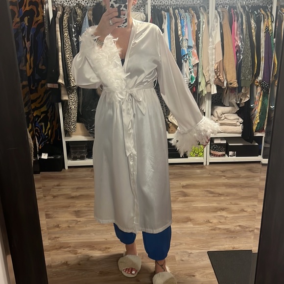 Night UK White Satin Feather Trim Bridal Robe - Picture 17 of 17